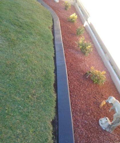 Continuous concrete garden edging kerb with decorative gravel